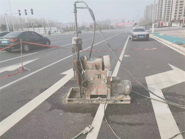 新州镇公路路面下沉沉降开裂注浆加固施工